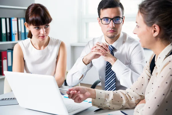 Gente Negocios Que Tiene Reunión Oficina Moderna — Foto de Stock