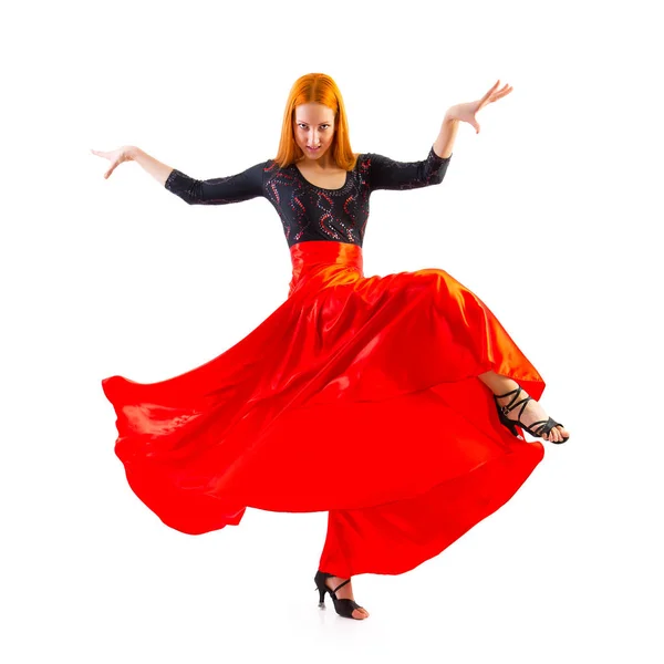Kırmızı elbise giyen kadın geleneksel dansçı — Stok fotoğraf