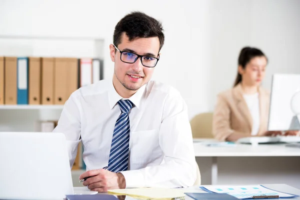 Affärsman som arbetar på ett kontor — Stockfoto