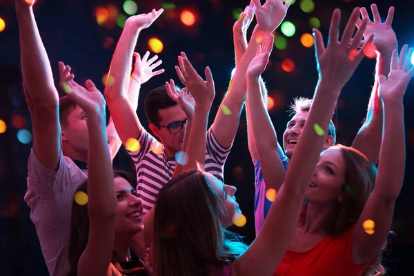 Jóvenes divirtiéndose bailando —  Fotos de Stock