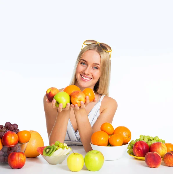 Jolie femme souriante aux fruits — Photo