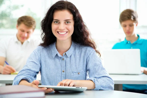 Ganska Kvinnliga University Studentporträtt — Stockfoto