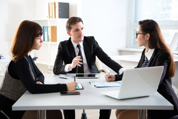 iş insanları tartışarak yeni proje 