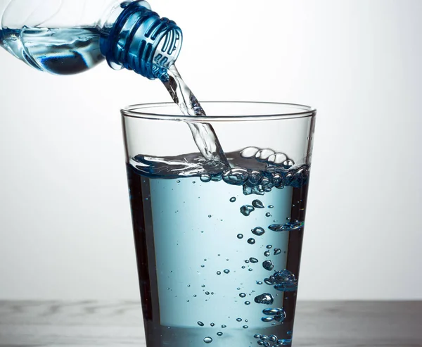 Stromende water uit een fles — Stockfoto