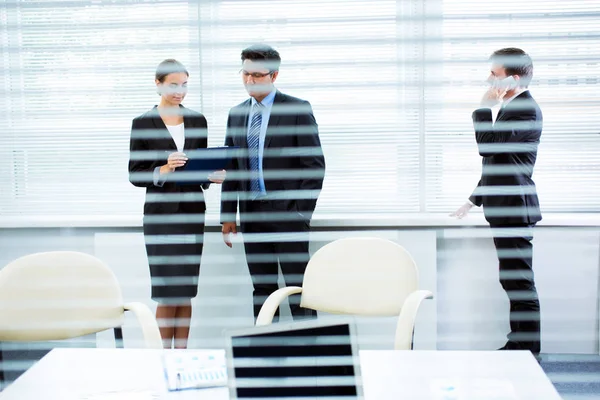 Επιχειρηματίες Μια Συνάντηση Στο Γραφείο Δείτε Μέσω Των Τυφλών — Φωτογραφία Αρχείου