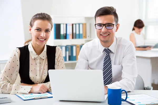 Geschäftsleute Arbeiten Mit Laptop Büro — Stockfoto