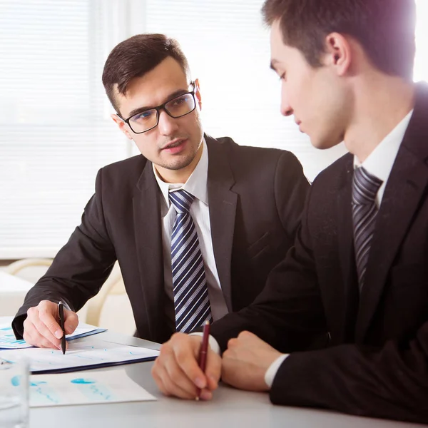 Zakenlieden bespreking van nieuwe project — Stockfoto