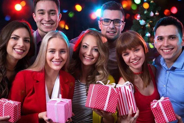 Glückliche Gruppe Junger Menschen Mit Weihnachtsgeschenken — Stockfoto