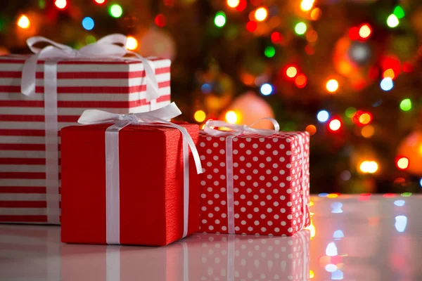 Presentes de Natal e bolas — Fotografia de Stock