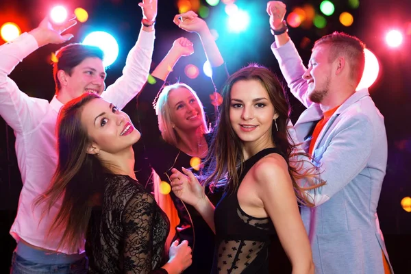 Jóvenes Divirtiéndose Bailando Fiesta — Foto de Stock