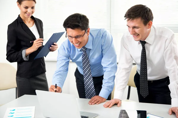 Gente Negocios Analizando Discutiendo Durante Una Reunión Trabajo Una Oficina —  Fotos de Stock