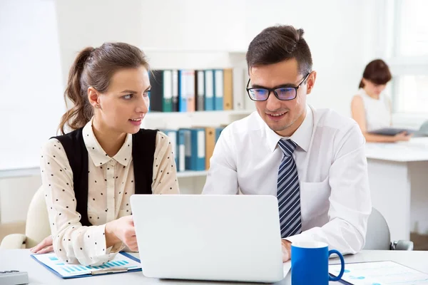 Les Gens Affaires Qui Travaillent Avec Ordinateur Portable Dans Bureau — Photo