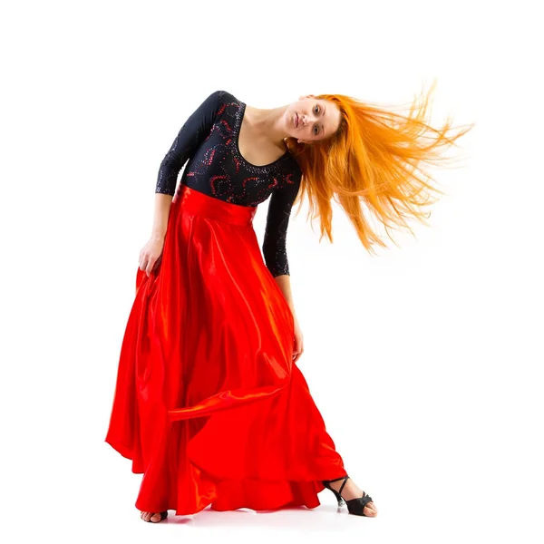 Kırmızı elbise giyen kadın geleneksel dansçı — Stok fotoğraf