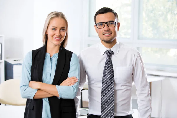 Mensen uit het bedrijfsleven in een kantoor — Stockfoto