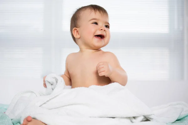 Bambino felice dopo il bagno — Foto Stock