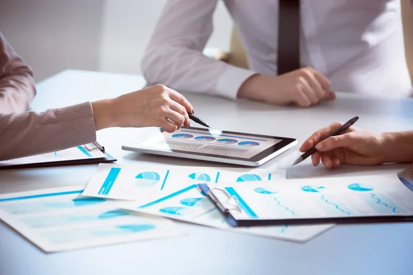 Uomini d'affari che lavorano con tablet — Foto Stock