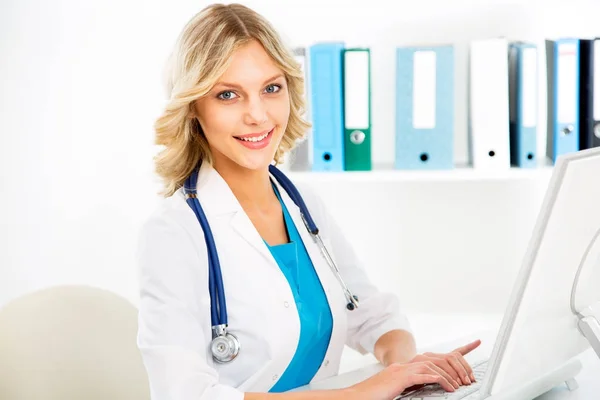 Medico femminile a computer — Foto Stock