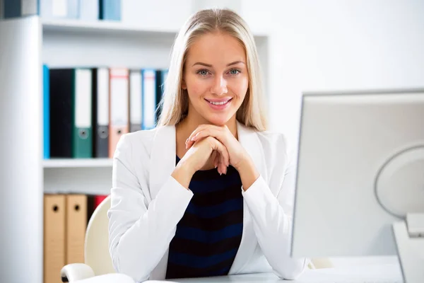 Joven mujer de negocios con computadora — Foto de Stock