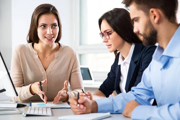 Ondernemers Bespreken Een Nieuw Project Het Kantoor — Stockfoto