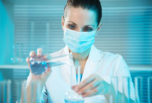 Científica femenina trabajando en laboratorio —  Fotos de Stock