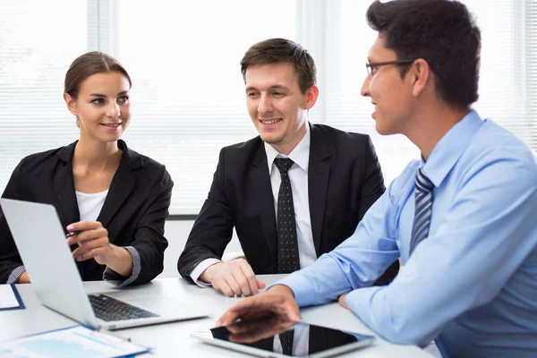 Zakenmensen Die Met Een Laptop Een Kantoor Werken — Stockfoto