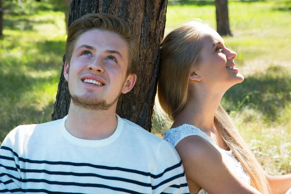 Gelukkige paar in het park van de zomer — Stockfoto