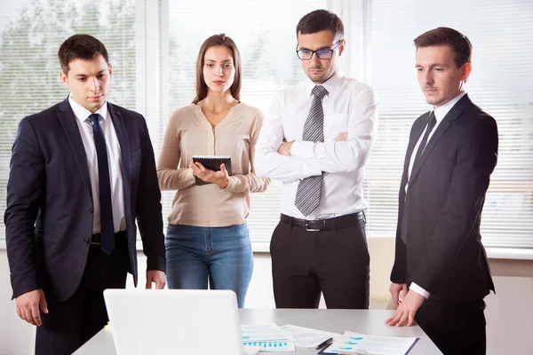 Empresarios Discuten Nuevo Proyecto Oficina — Foto de Stock