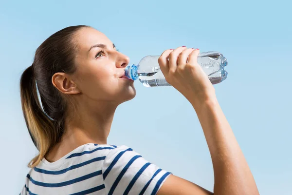 Junge Frau trinkt Wasser — Stockfoto