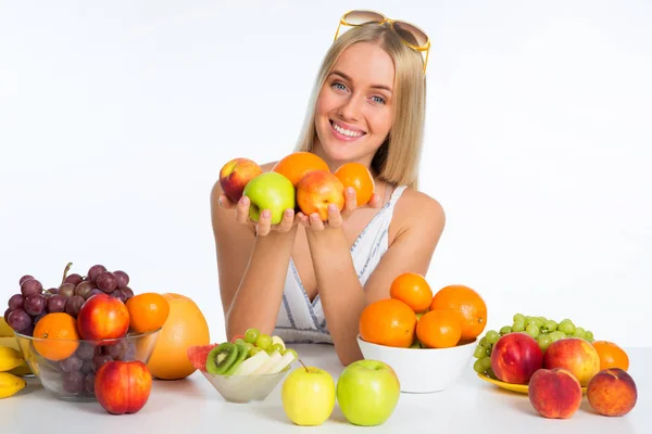 Lachende mooie vrouw met vruchten — Stockfoto