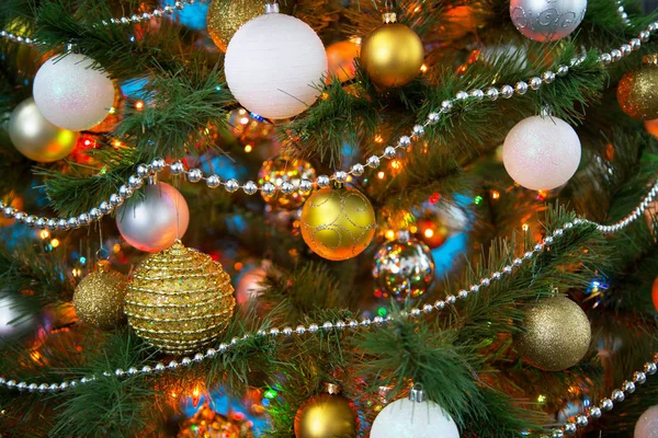 Kerstballen op de kerstboom — Stockfoto