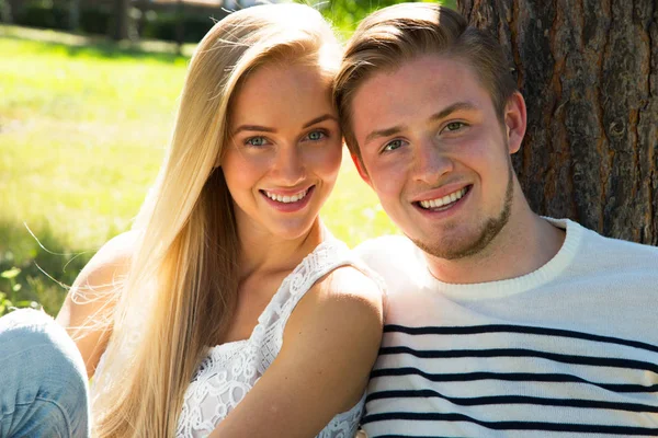 Casal feliz no parque de verão — Fotografia de Stock