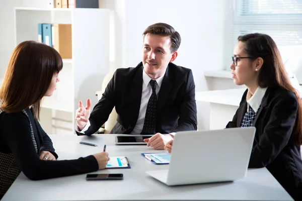 Mensen uit het bedrijfsleven bespreking van een nieuw project — Stockfoto