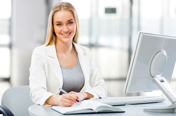 Business woman using computer — Stock Photo, Image