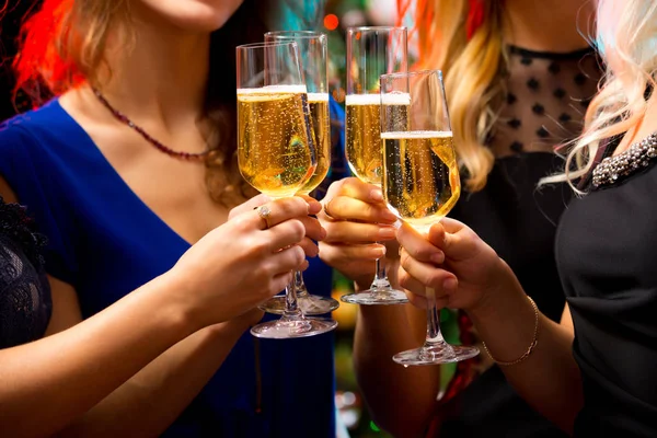 Obrázek Ženy Rukou Křišťálové Sklenice Šampaňského — Stock fotografie