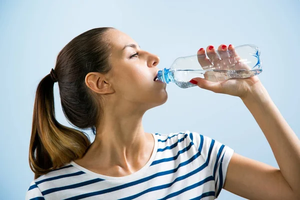 若い女性が水を飲んで ストック画像