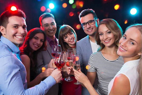 Gelukkige Groep Jonge Vrienden Die Glazen Met Elkaar Aanraken Rechtenvrije Stockfoto's