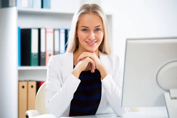 Young business woman with computer Royalty Free Stock Images