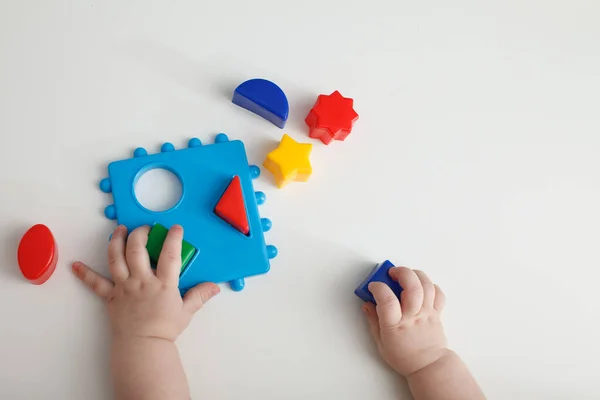 Enfants jouant avec des jouets montessori, jouets éducatifs, agencement et tri des couleurs et des tailles . Photos De Stock Libres De Droits