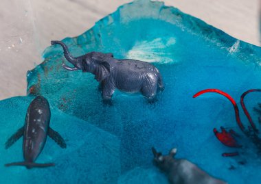 Buzdaki hayvan figürleri. Dokunmatik kutu kullanılarak çocukların motor becerilerinin geliştirilmesi