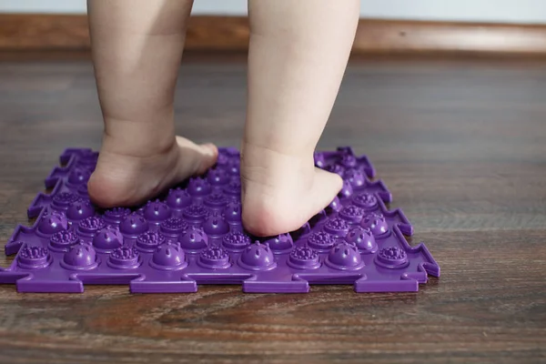 Stopy małego dziecka na dywanie dywanu ortopedycznego — Zdjęcie stockowe