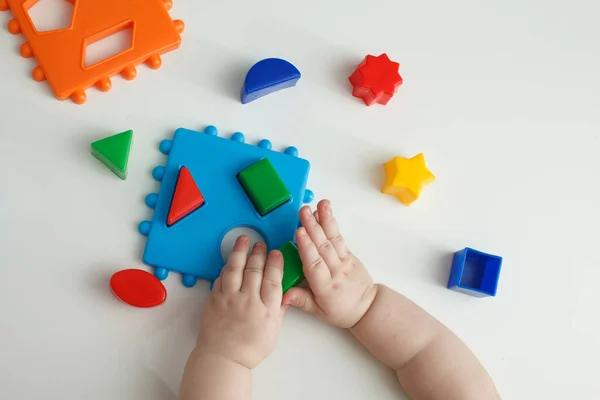 Enfants jouant avec des jouets montessori, jouets éducatifs, agencement et tri des couleurs et des tailles . Images De Stock Libres De Droits