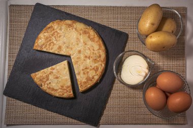 İspanyol tortilla 'sı ve bazı malzemeleri.