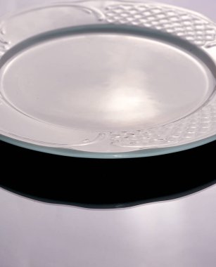 Düz ve beyaz bir plakanın ayrıntıları.