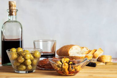 Zeytin, midye, mürekkep balığı, ekmek ve şaraplı aperatifler