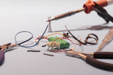 Elektrik ve elektronik aletler için araç ve kablolar