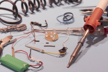 Elektrik ve elektronik aletler için araç ve kablolar