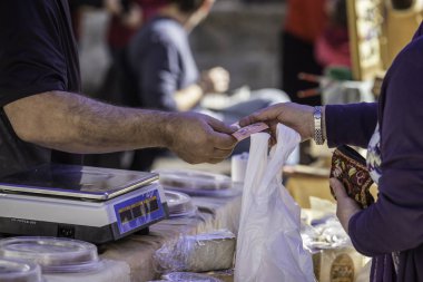 Tüccar kasaba pazarından para topluyor.