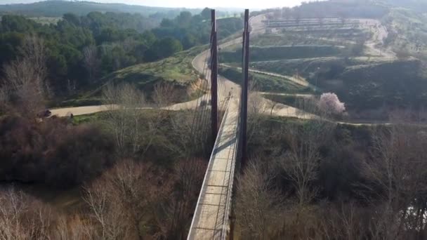 survolant le pont en bois et en fer 