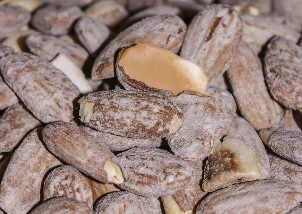 Tuzlu bademler arka planda solmuş