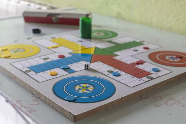 Blue Chip Otthon Egy Játék Parcheesi Szórakozás Hobbi Szórakozás Családdal — Stock Fotó